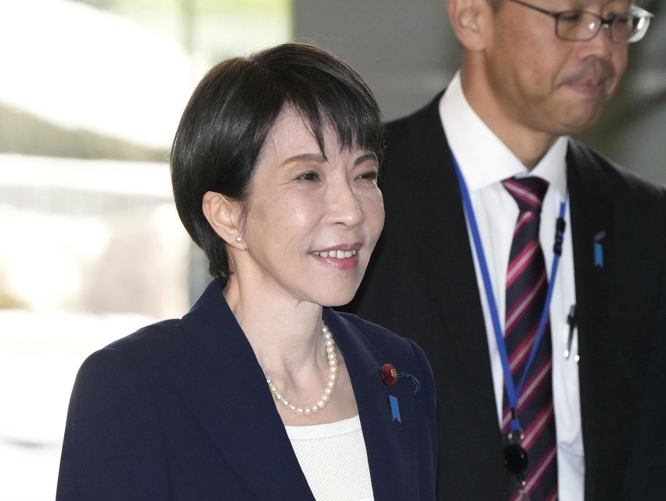 首相官邸に入る高市首相＝19日午前（共同）