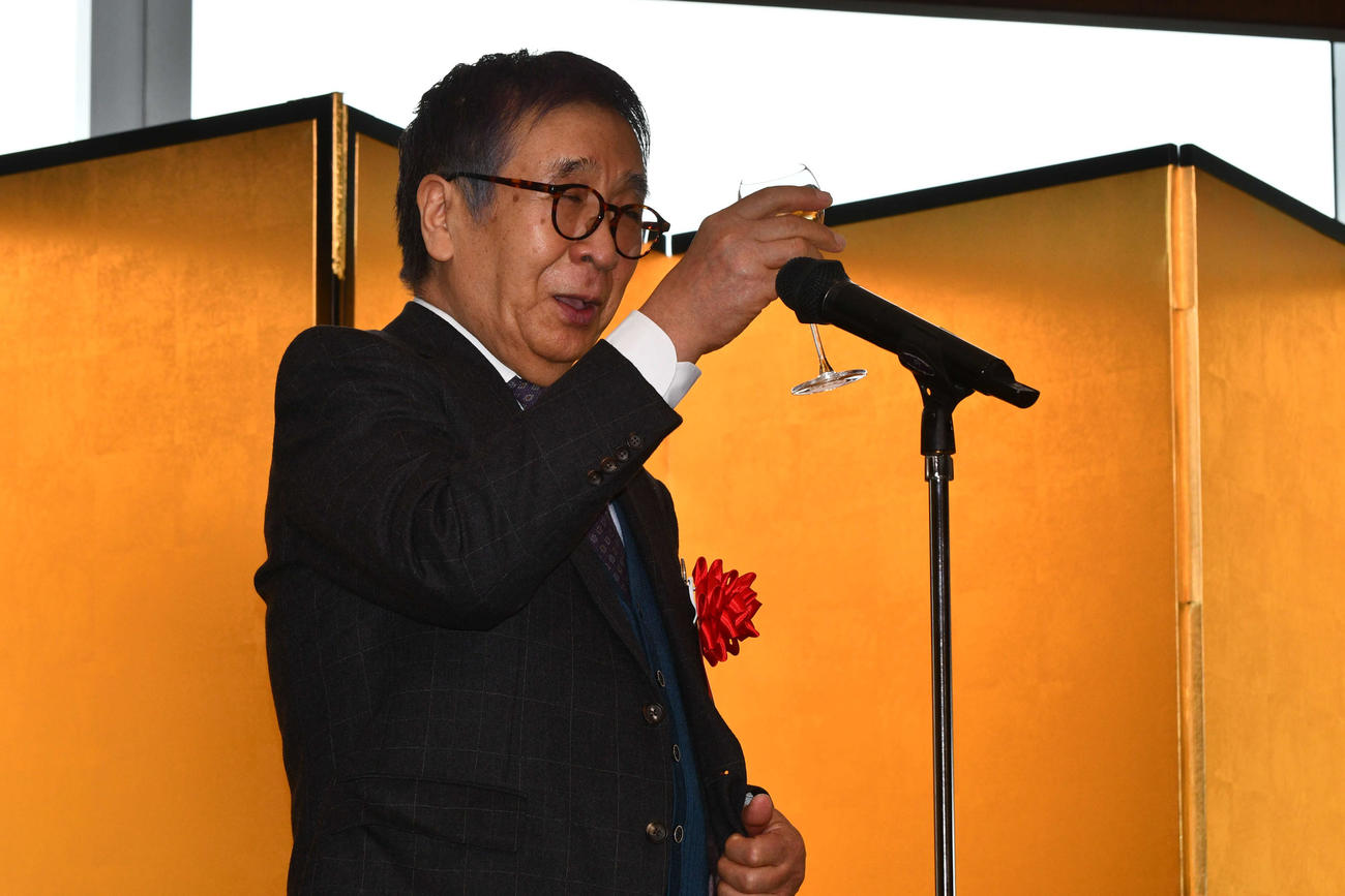 弟子の伊藤匠王座の就位式で乾杯の発声を務めた師匠の宮田利男八段