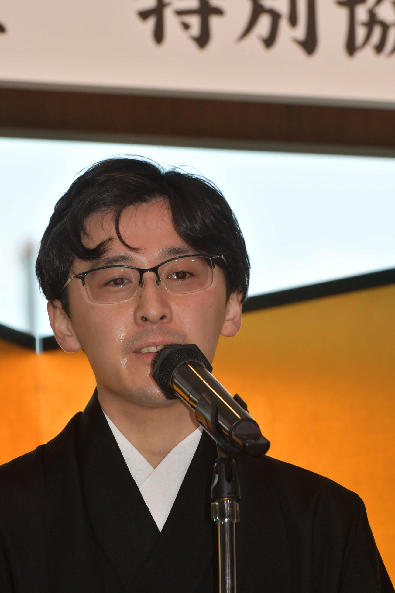 就位式で謝辞を述べる伊藤匠王座