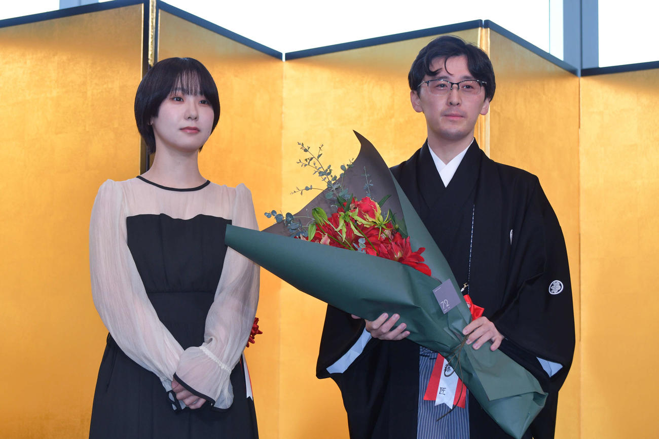 和田はな女流1級（左）から花束を贈呈された伊藤匠王座（右）