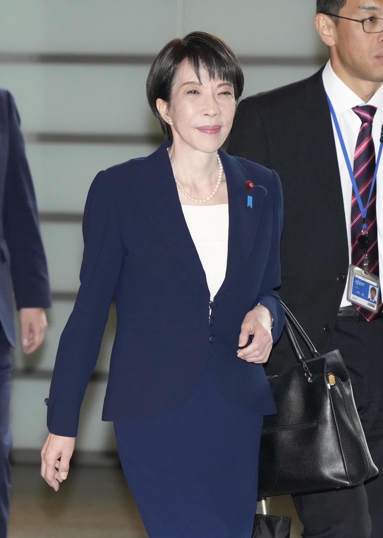 首相官邸に入る高市首相＝19日午前（共同）