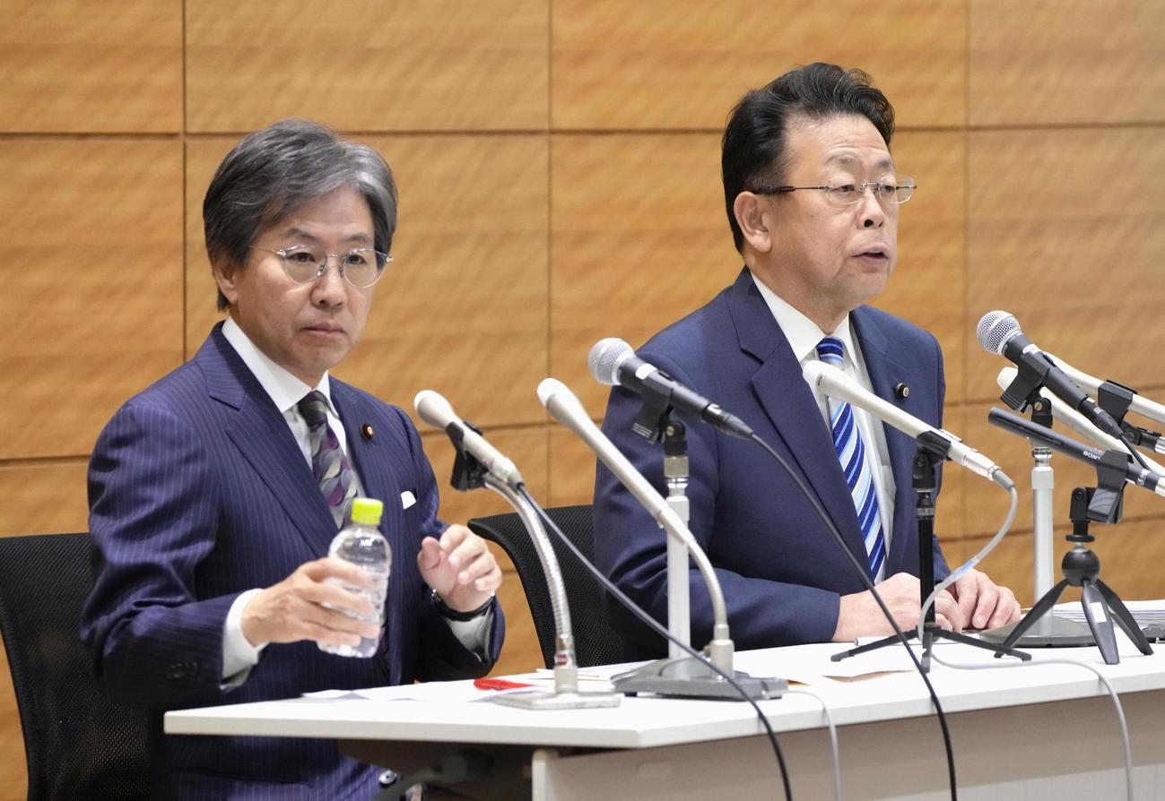 新党「中道改革連合」の綱領を発表する立憲民主党の安住幹事長（左）と公明党の西田幹事長＝19日午前、国会（共同）