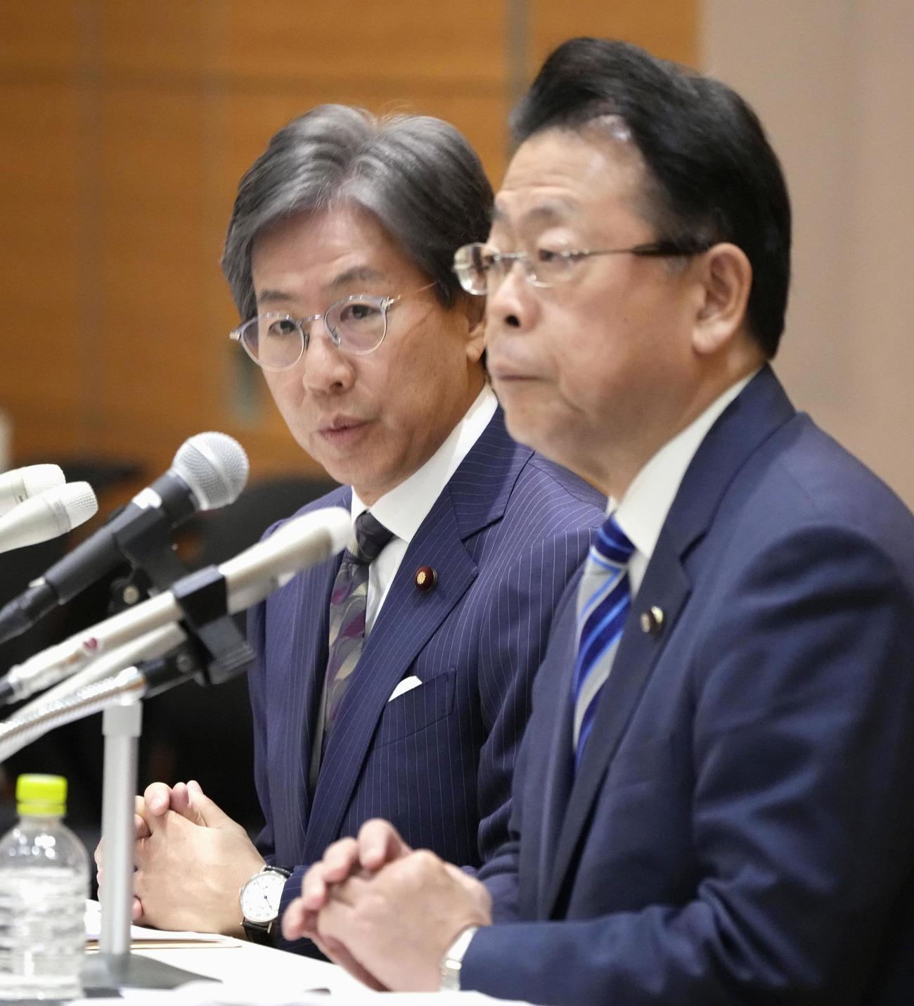 新党「中道改革連合」の綱領を発表し、記者会見する立憲民主党の安住幹事長（奥）と公明党の西田幹事長＝19日午前、国会（共同）
