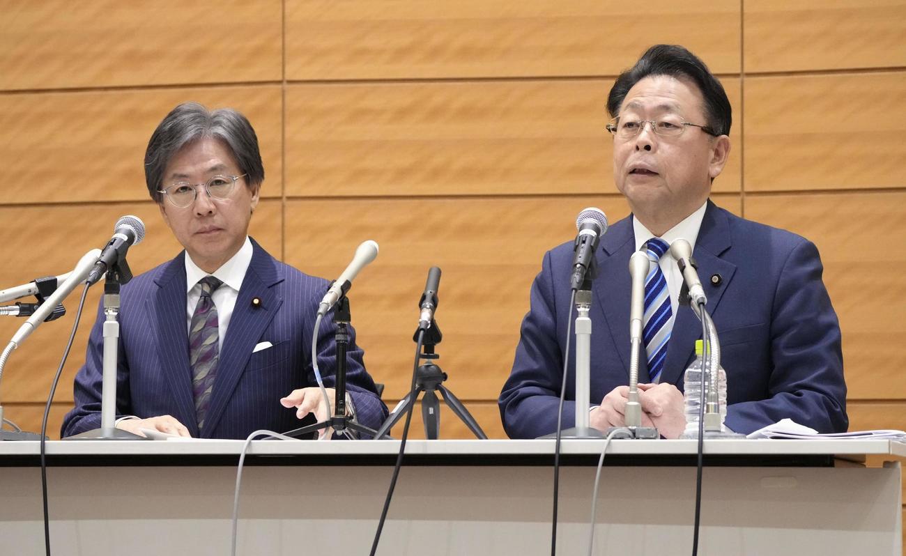 新党「中道改革連合」の綱領を発表する立憲民主党の安住幹事長（左）と公明党の西田幹事長＝19日午前、国会（共同）