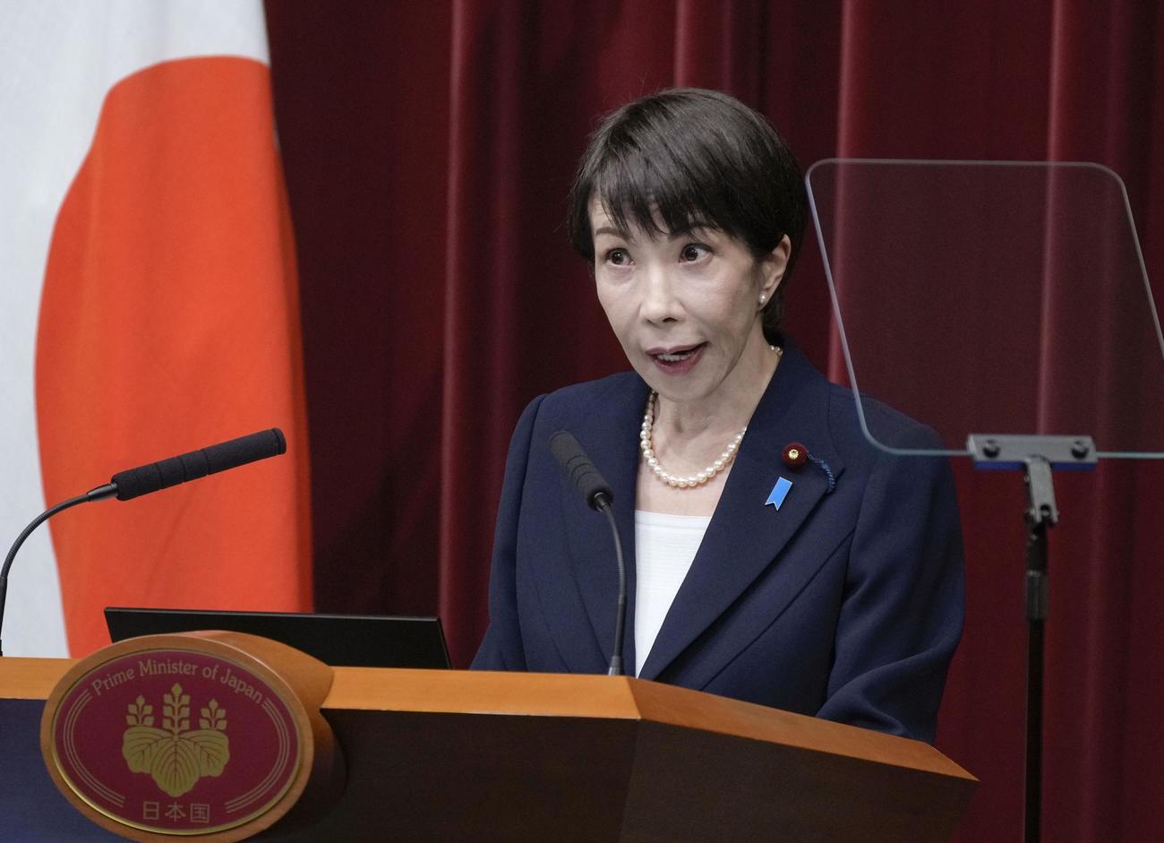 記者会見で衆院解散を表明する高市首相
