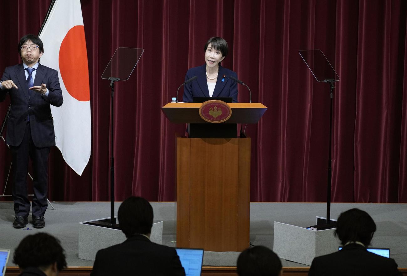記者会見で、23日召集の通常国会冒頭に衆院を解散すると表明した高市首相（共同）