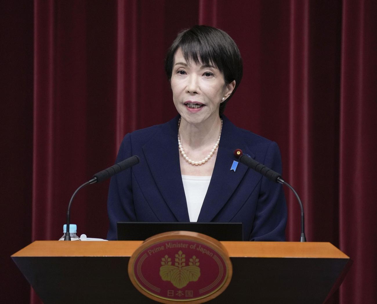 記者会見で衆院解散を表明する高市首相（共同）