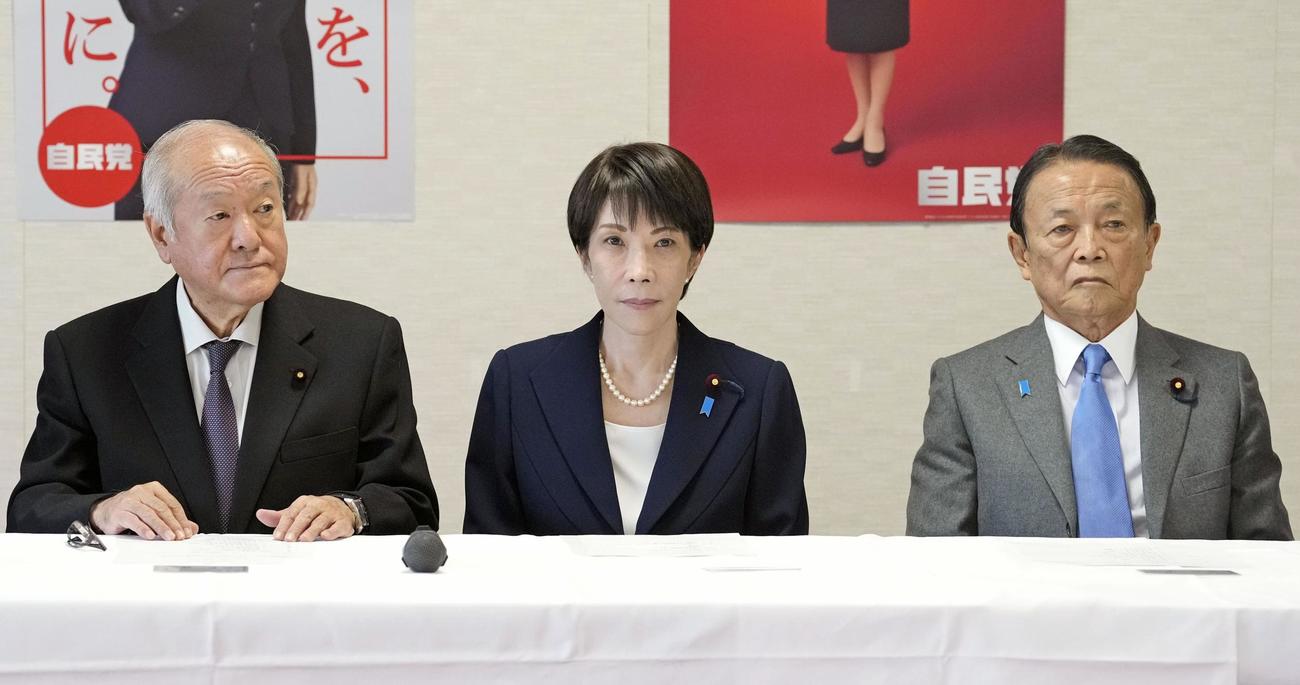 自民党役員会に臨む（左から）鈴木幹事長、高市首相、麻生副総裁（共同）