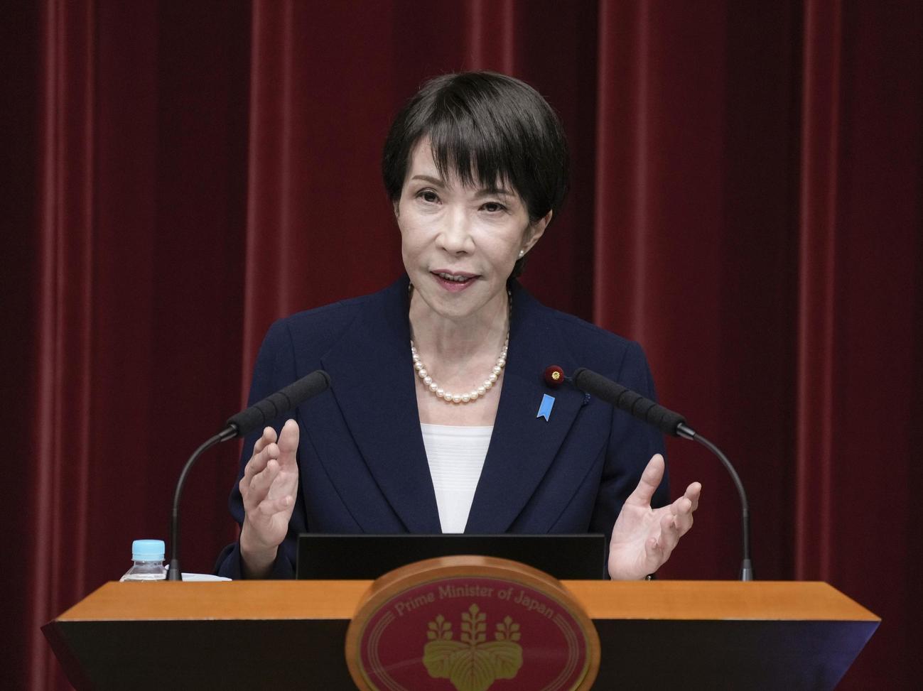1月19日、記者会見で、23日召集の通常国会冒頭に衆院を解散し、衆院選を「27日公示、2月8日投開票」の日程で実施すると表明した高市首相＝19日午後、首相官邸（共同）