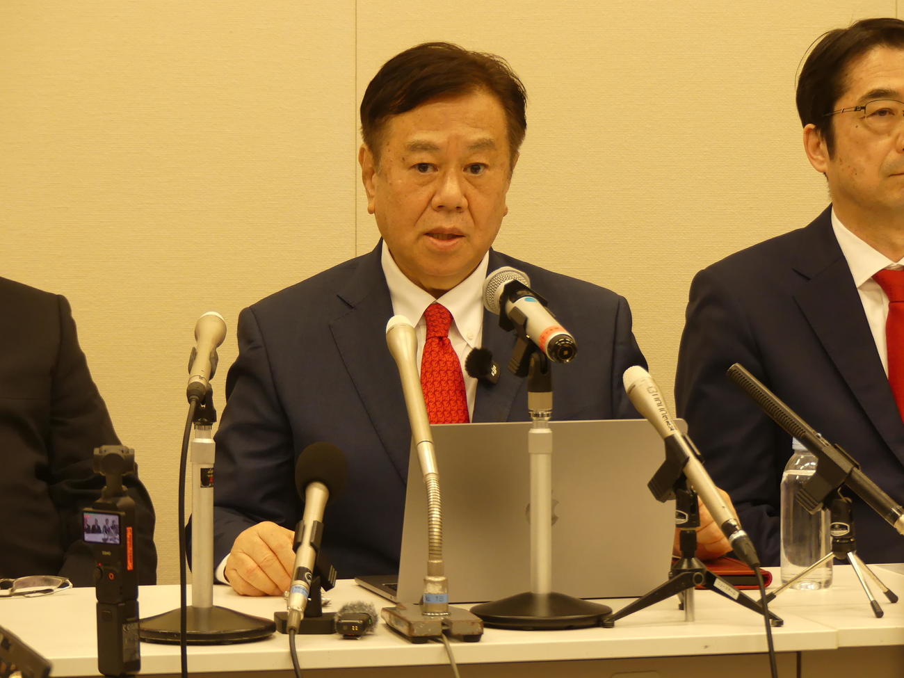 衆院選を前に、公明党と新党を組む立憲民主党を離党し、「ゆうこく連合」を結成すると発表する原口一博衆院議員（撮影・中山知子）