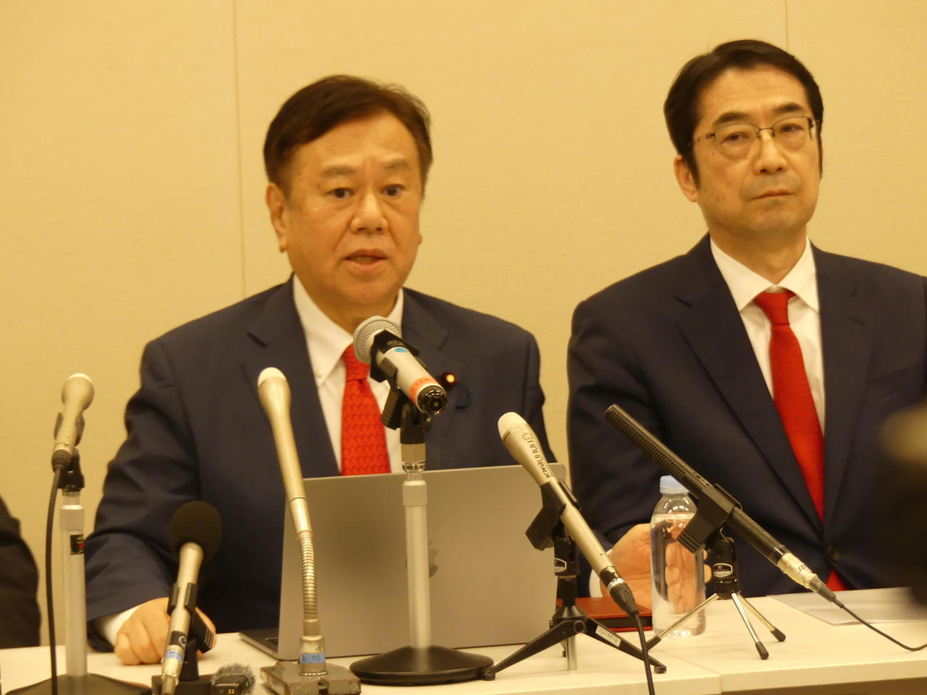 衆院選を前に、公明党と新党を組む立憲民主党を離党し、「ゆうこく連合」を結成すると発表する原口一博衆院議員（左）＝2026年1月20日