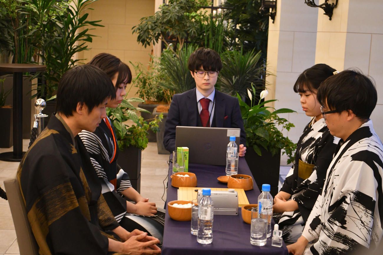 決勝で対戦した張栩九段・上野愛咲美女流名人組（左）と井山裕太碁聖・上野梨紗女流棋聖組