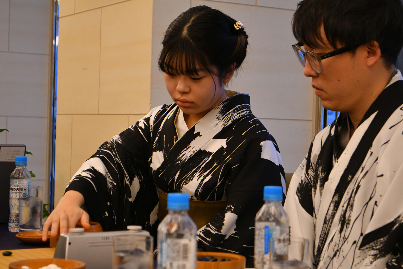 姉の上野愛咲美女流名人と張栩九段のペアに敗れて準優勝に終わった妹の上野梨紗女流棋聖（左）と井山裕太碁聖のペア