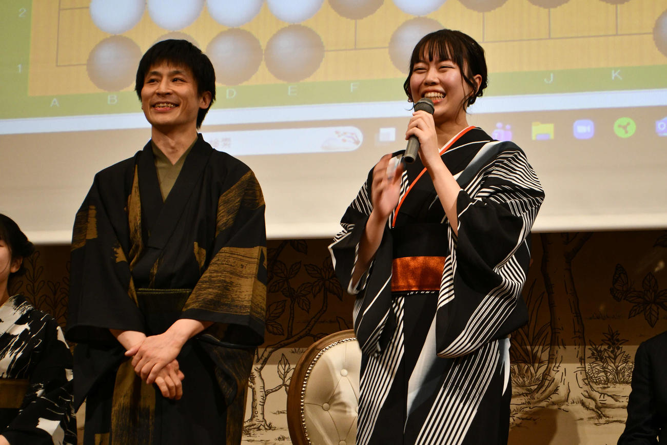 決勝戦を振り返る優勝の張栩九段・上野愛咲美女流名人ペア（左から）