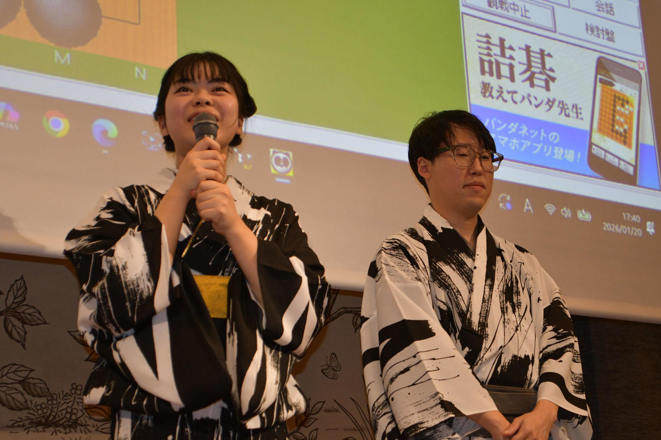 決勝を振り返る準優勝の上野梨紗女流棋聖・井山裕太碁聖ペア（左から）