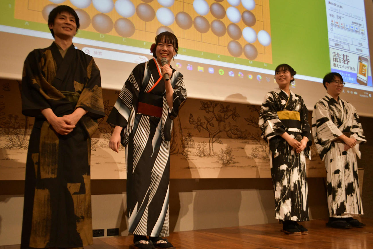決勝戦を振り返る優勝の張栩九段・上野愛咲美女流名人ペアと準優勝の上野梨紗女流棋聖・井山裕太碁聖ペア（左から）