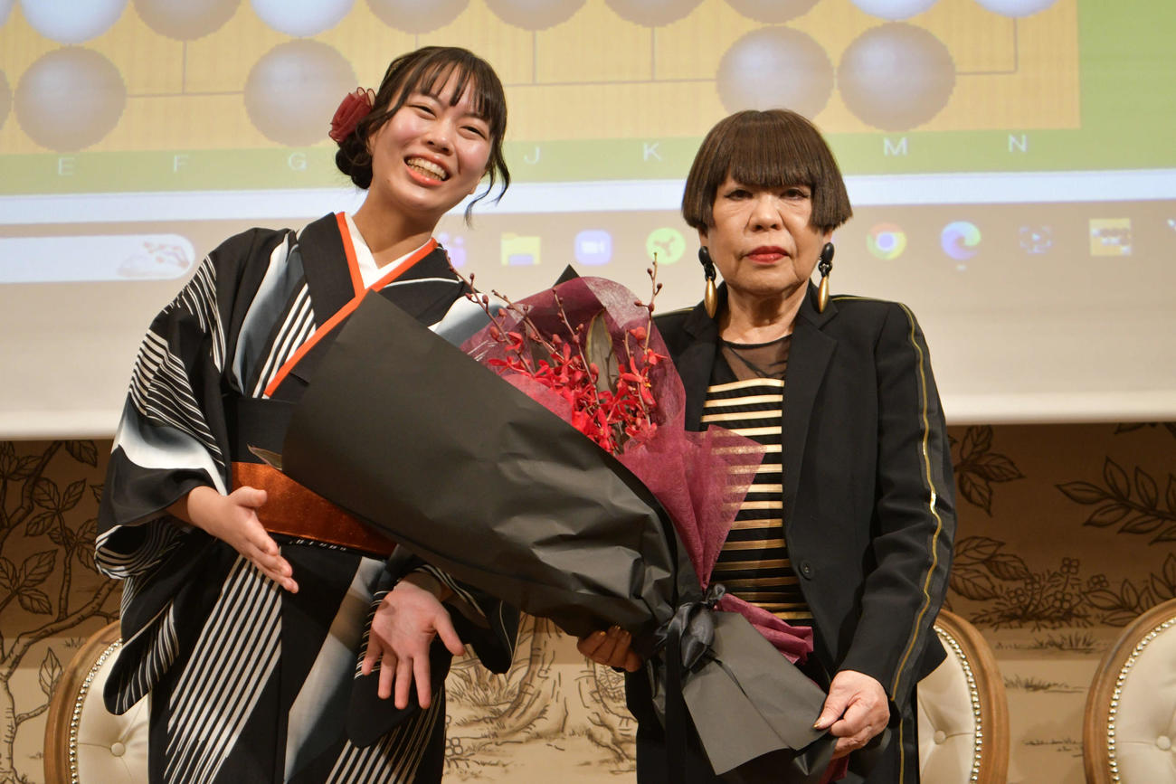 文化勲章受賞祝いの花束を上野愛咲美女流名人（左）から贈られたコシノジュンコ