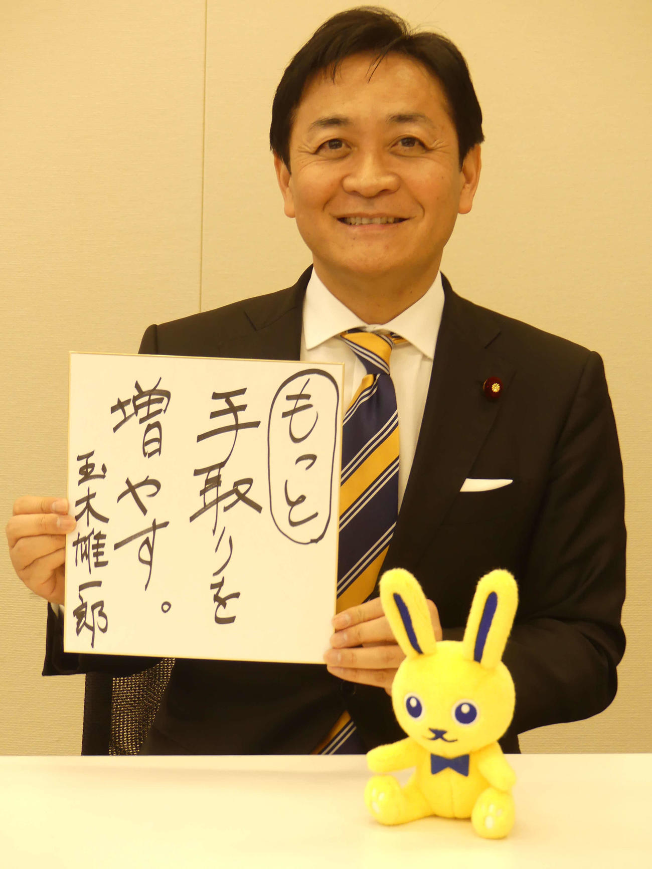 衆院選に向けてスポーツ各紙のインタビューに応じ、色紙に決意を示す国民民主党の玉木雄一郎代（撮影・中山知子）