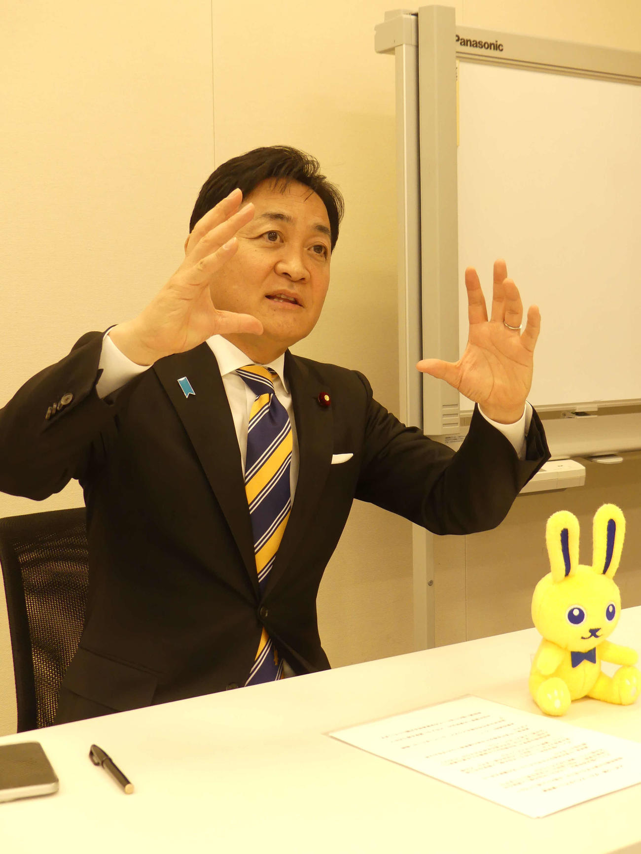衆院選に向けてスポーツ各紙のインタビューに応じる国民民主党の玉木雄一郎代表（撮影・中山知子）