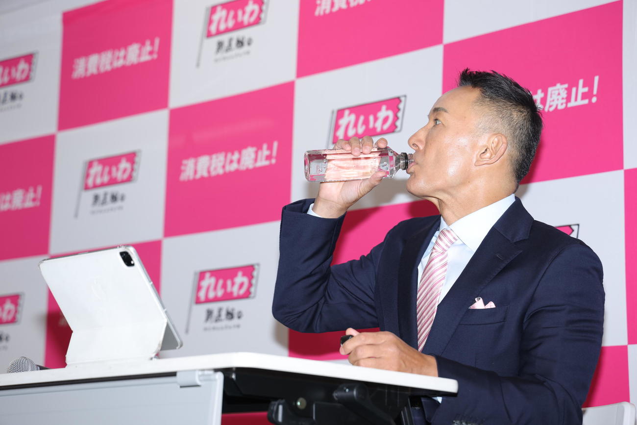 れいわ新選組不定例記者会見に臨む山本太郎氏（撮影・河田真司）
