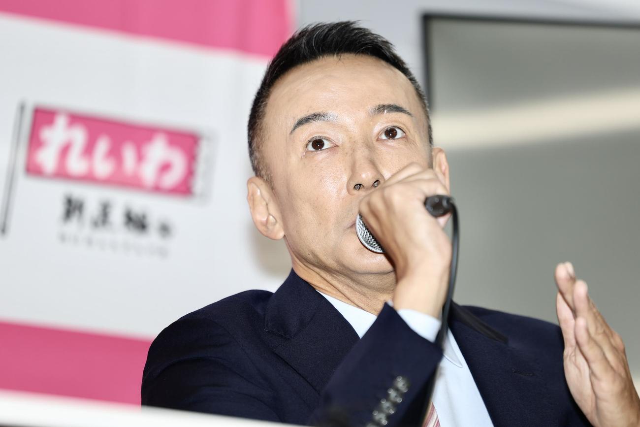 記者の質問に答える山本太郎氏（撮影・河田真司）