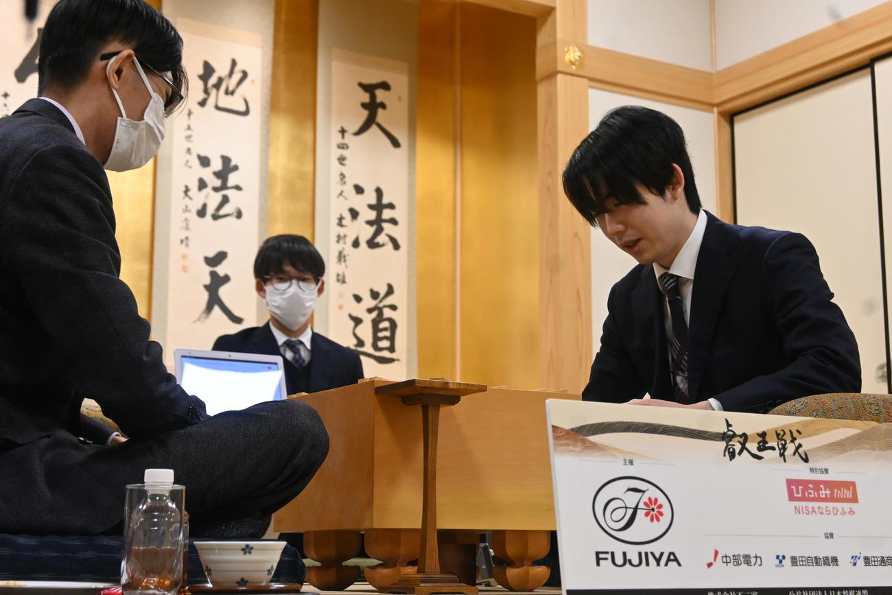 叡王戦本戦トーナメント準々決勝に臨んだ藤井聡太6冠（右）、千田翔太八段（撮影・松浦隆司）