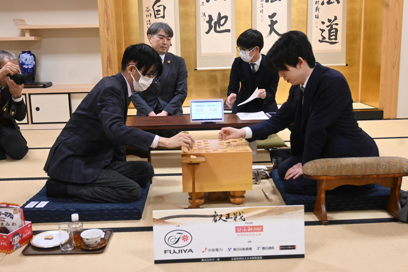 叡王戦本戦トーナメント準々決勝に臨んだ藤井聡太6冠（右）、千田翔太八段（撮影・松浦隆司）