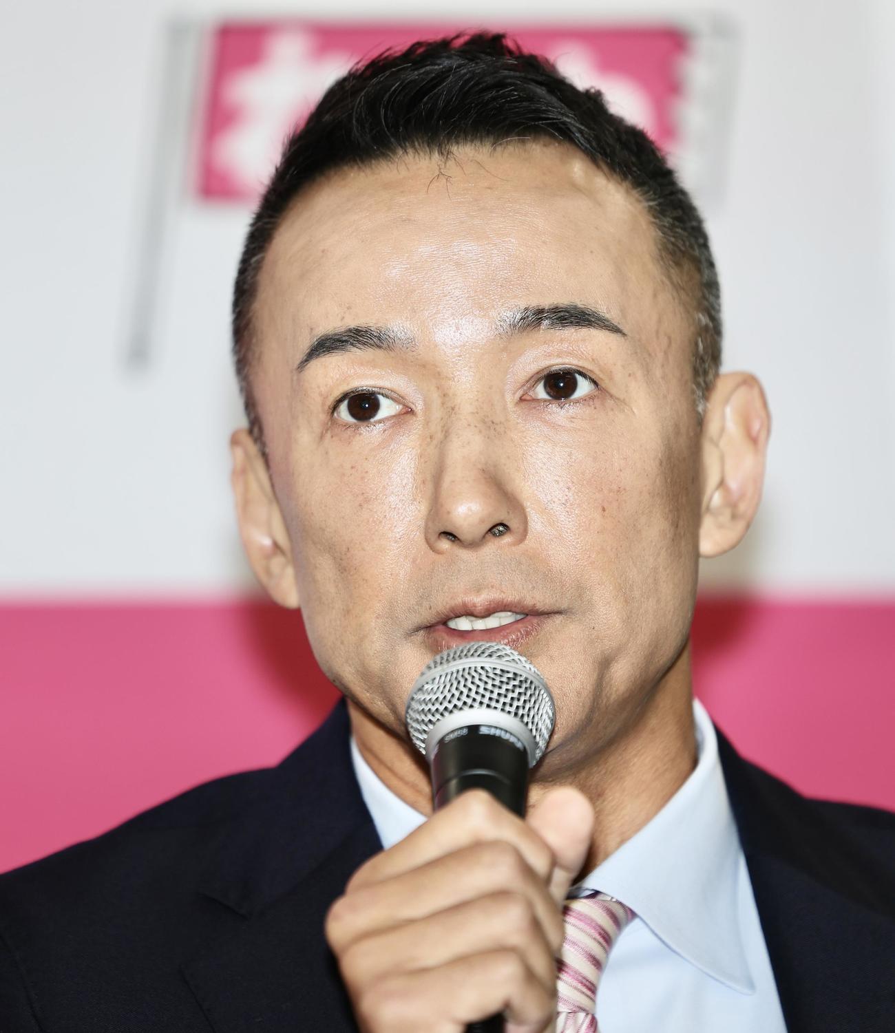 記者の質問に答える山本太郎氏（撮影・河田真司）