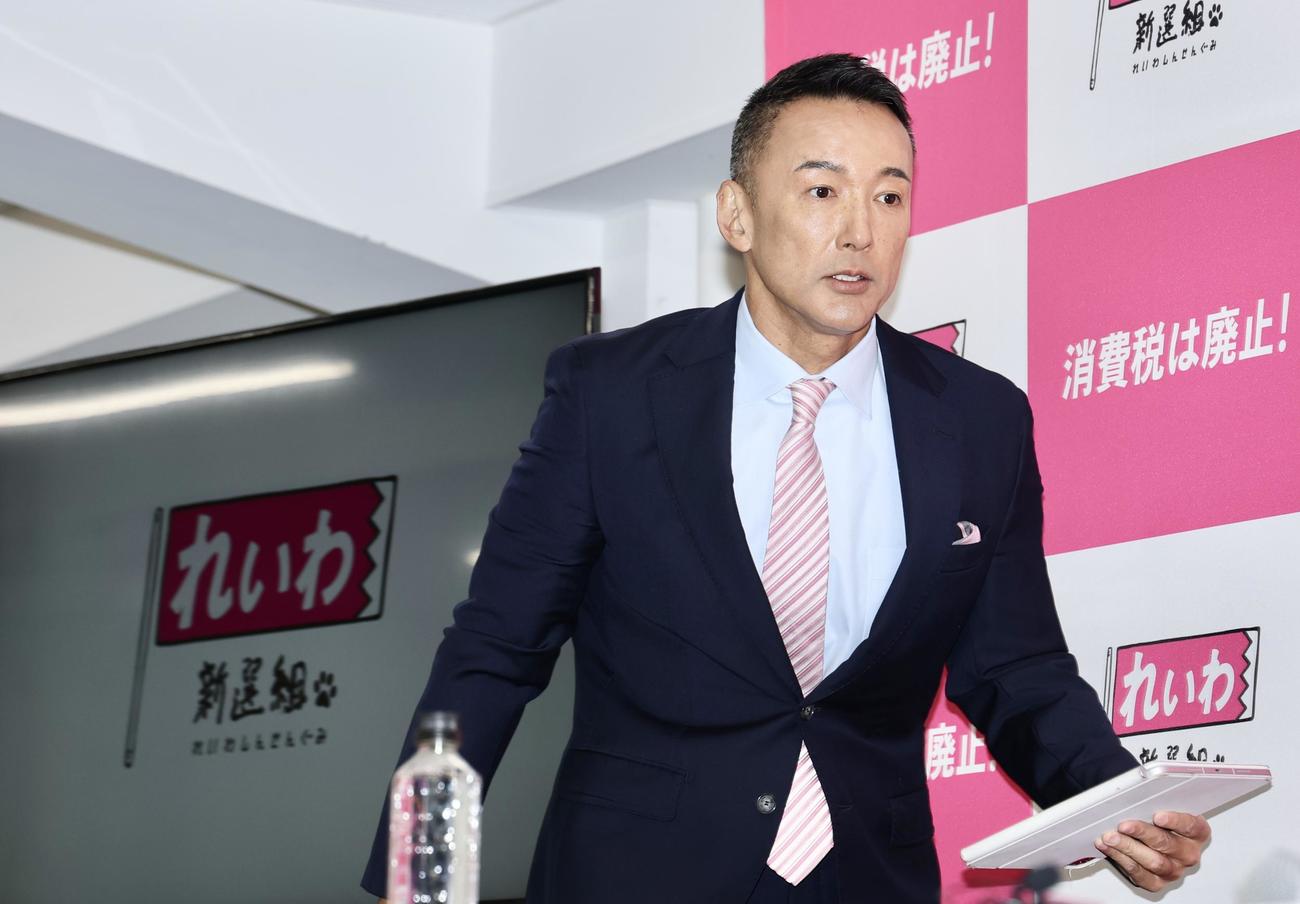 れいわ新選組不定例記者会見会場に入る山本太郎氏（撮影・河田真司）