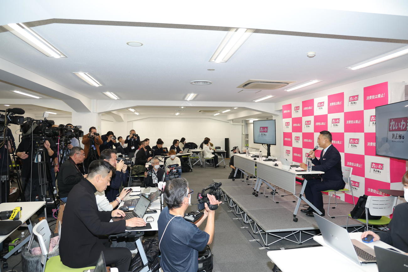 れいわ新選組不定例記者会見に臨む山本太郎氏（右）（撮影・河田真司）