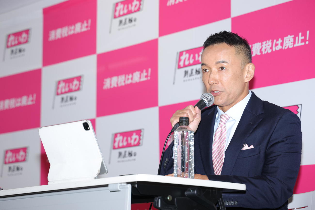 れいわ新選組不定例記者会見に臨む山本太郎氏（右）（撮影・河田真司）