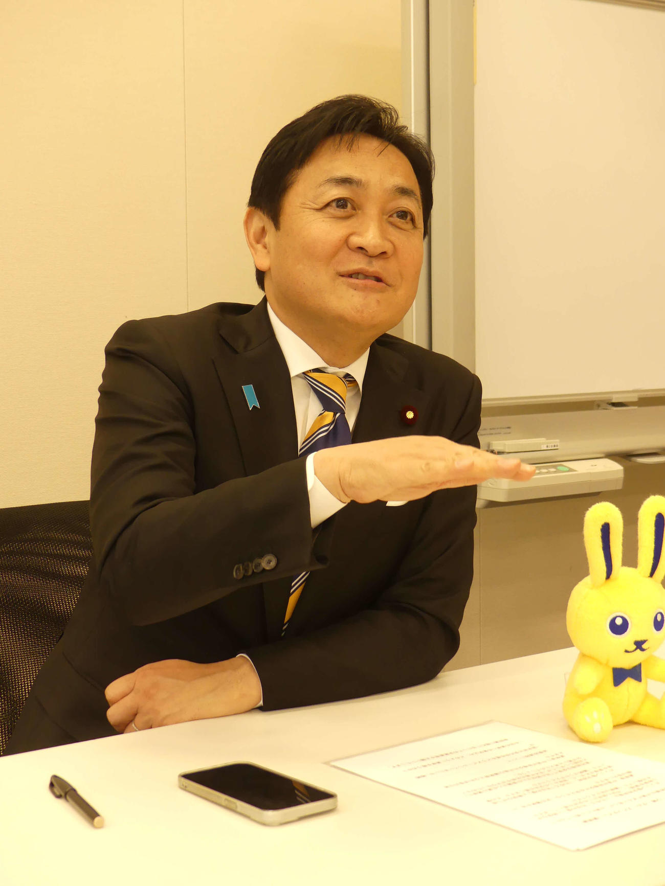 衆院選に向けてスポーツ各紙のインタビューに応じる国民民主党の玉木雄一郎代表（撮影・中山知子）