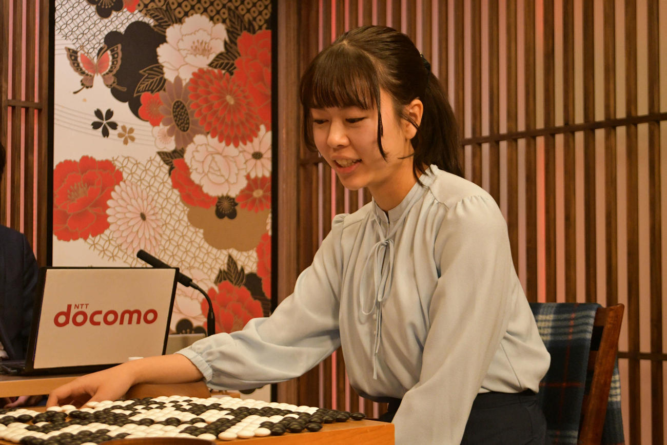 妹の上野梨紗女流棋聖との囲碁界41年ぶりとなる姉妹頂上対決を制してタイトルを奪取した姉の上野愛咲美女流名人