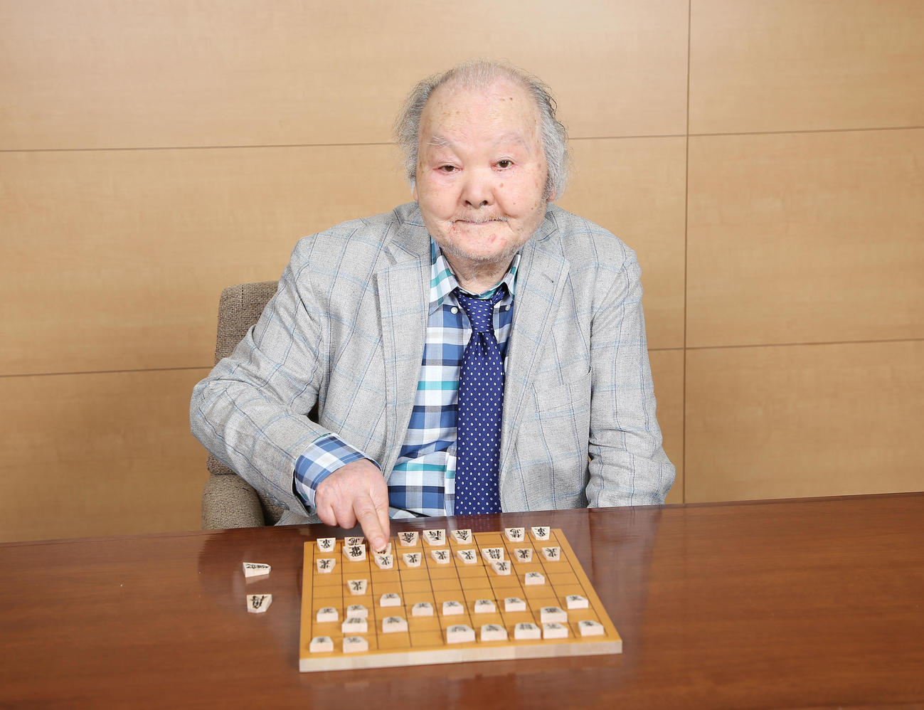 将棋盤を指差す加藤一二三・九段（22年7月撮影）