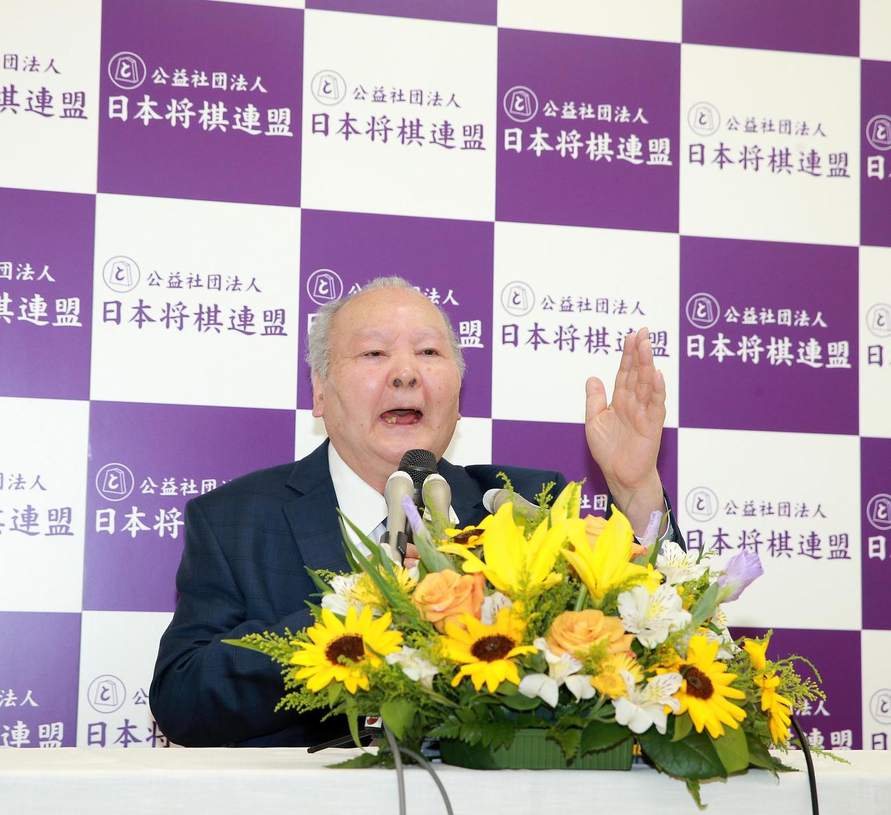 旭日小綬章受賞の喜びを語る加藤一二三・九段（撮影・中島郁夫）