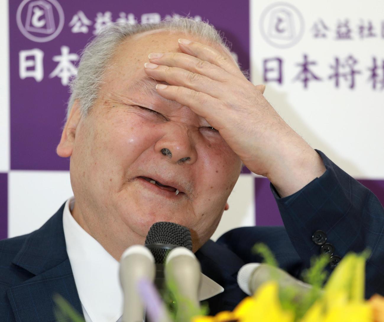 旭日小綬章受賞会見で「123歳まで長生きします」と笑顔を見せる加藤一二三・九段（撮影・中島郁夫）