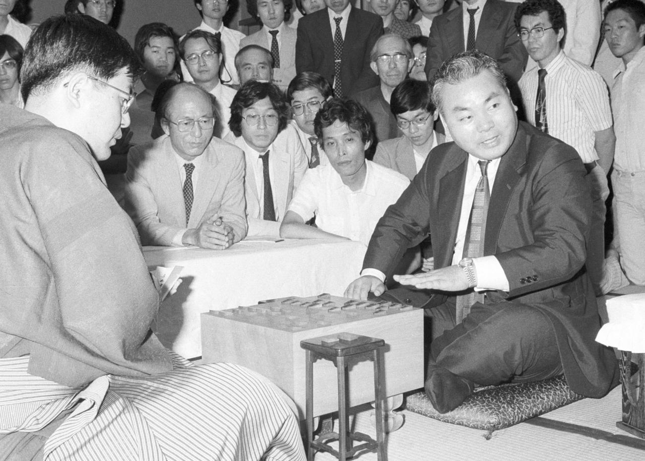 1982年7月、中原誠名人（左）を破り名人位を獲得した加藤一二三・十段（共同）