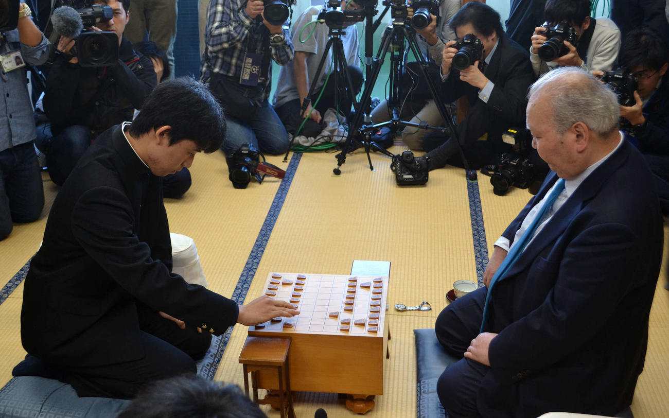 記念すべきプロ1手目を指す藤井聡太四段。相手は加藤一二三九段（2016年12月）