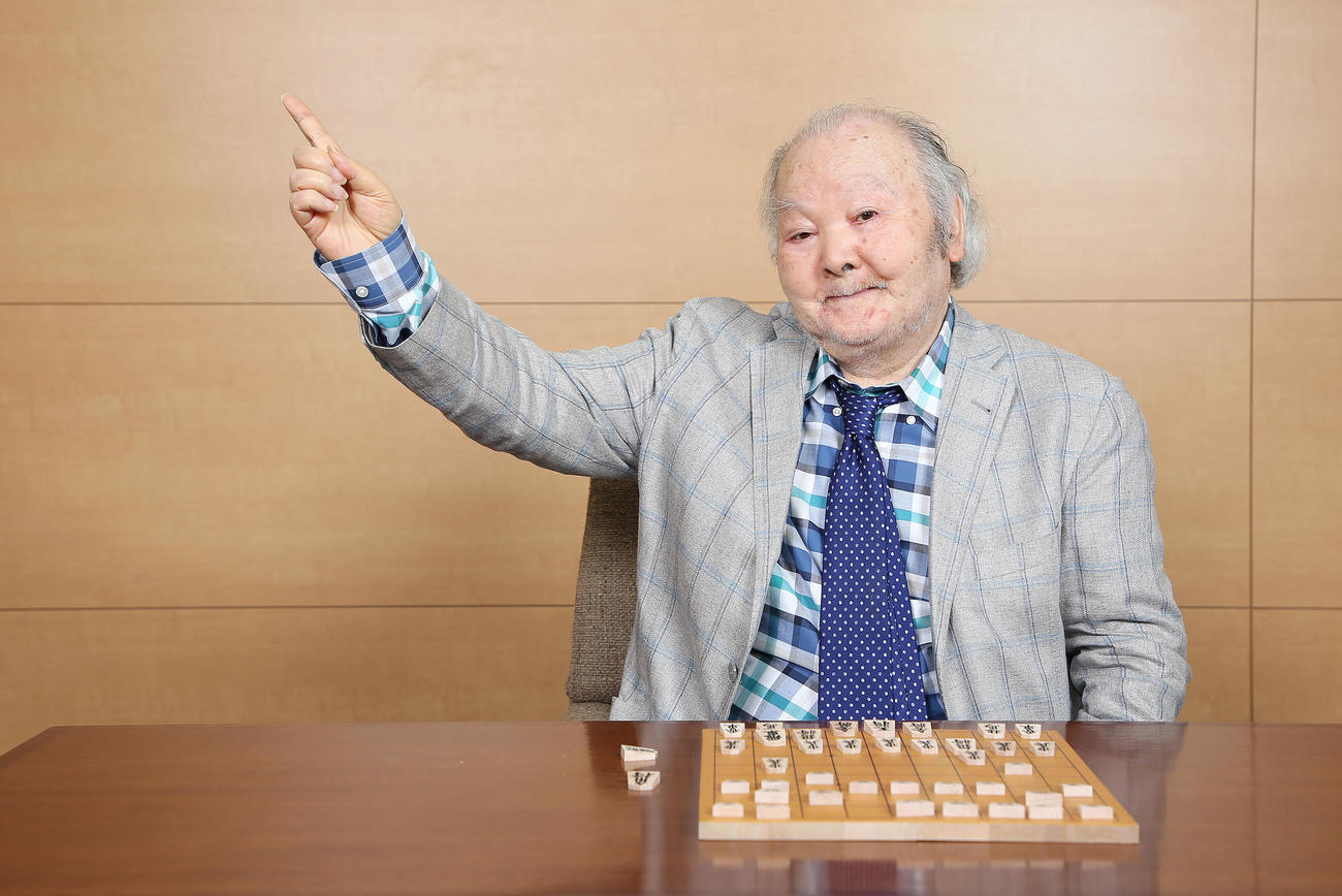 将棋盤の前でポーズを取る加藤一二三・九段（22年7月撮影）