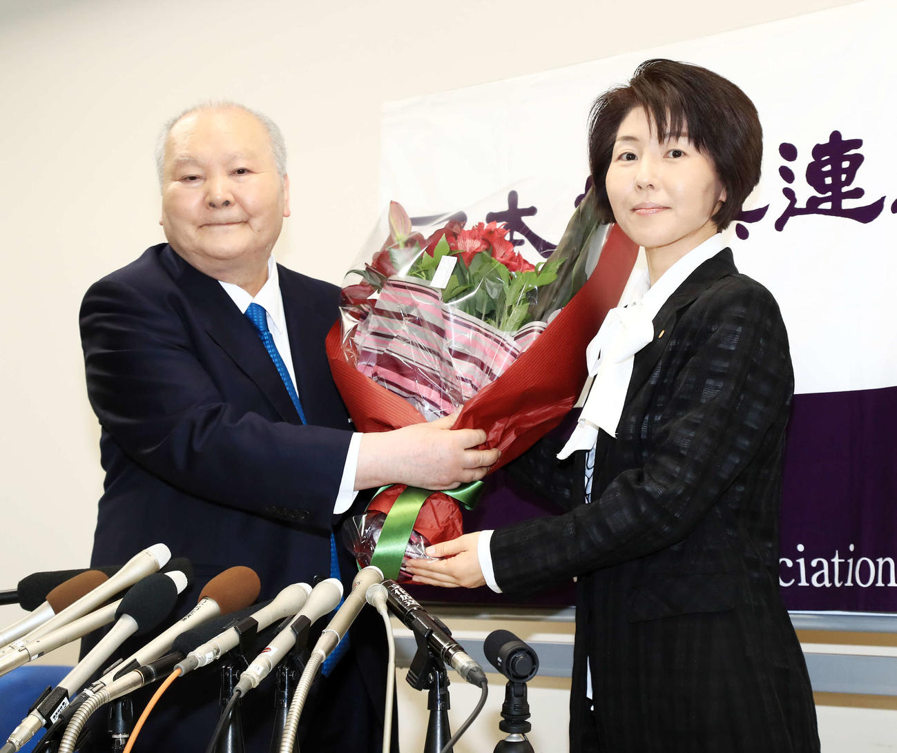 引退会見を行い日本将棋連盟常務理事の清水女流六段から花束を受け取る加藤一二三さん（2017年6月撮影）