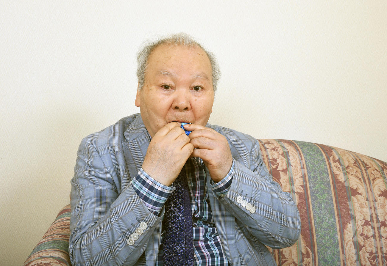 インタビューの休憩時間にチーズを食べ一息入れる加藤一二三・九段（2017年7月撮影）