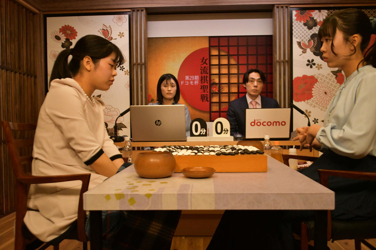 妹の上野梨紗女流棋聖（左）との囲碁界41年ぶりとなる姉妹頂上対決を制してタイトルを奪取した姉の上野愛咲美女流名人（右）