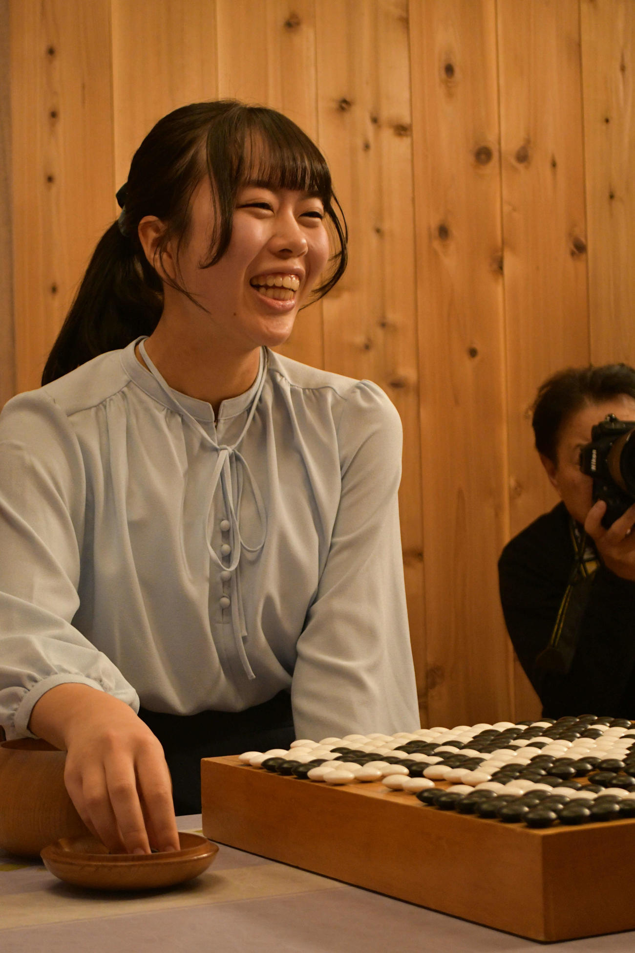 妹の上野梨紗女流棋聖との囲碁界41年ぶりとなる姉妹頂上対決を制してタイトルを奪取した姉の上野愛咲美女流名人は思わず顔をほころばせる