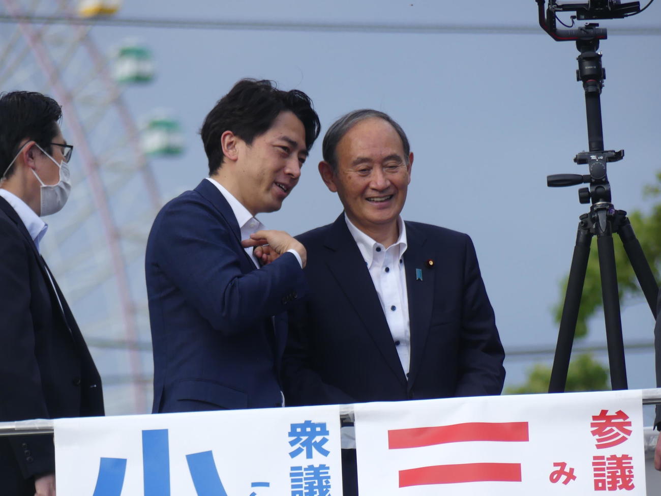 自民党候補の応援で話し込む小泉進次郎県連会長（左）と菅義偉前首相（22年5月22日撮影）