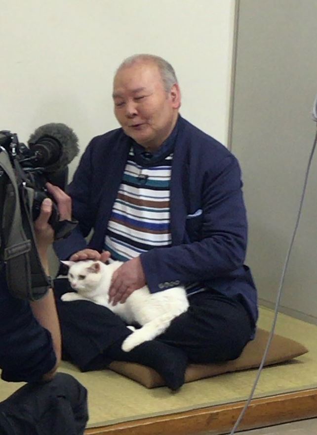 猫をなでる加藤一二三さん（牛田茉友参院議員のXから）