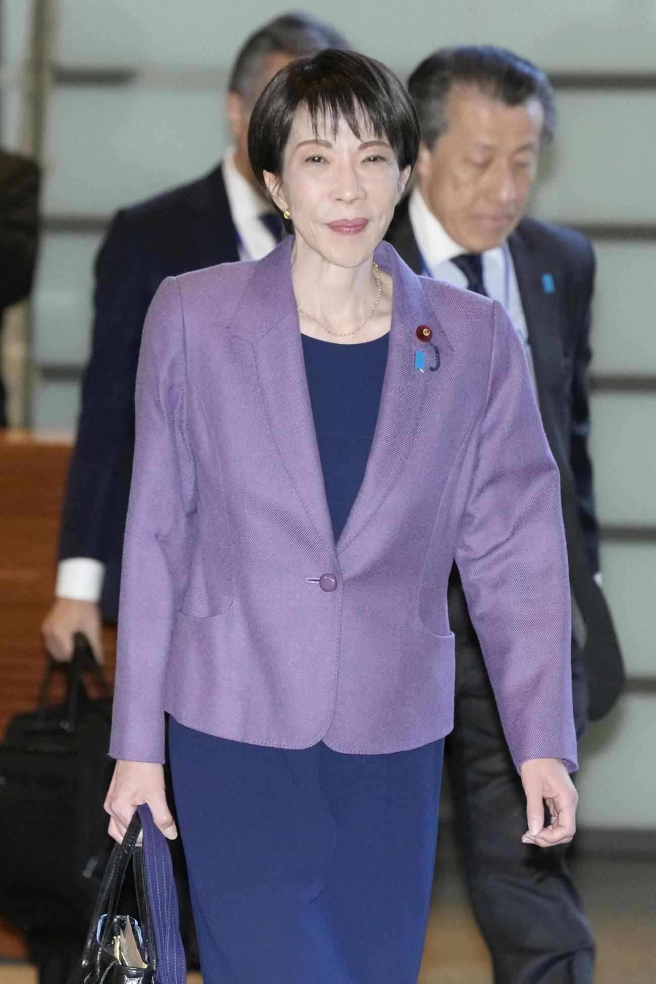 首相官邸に入る高市首相＝22日（共同）