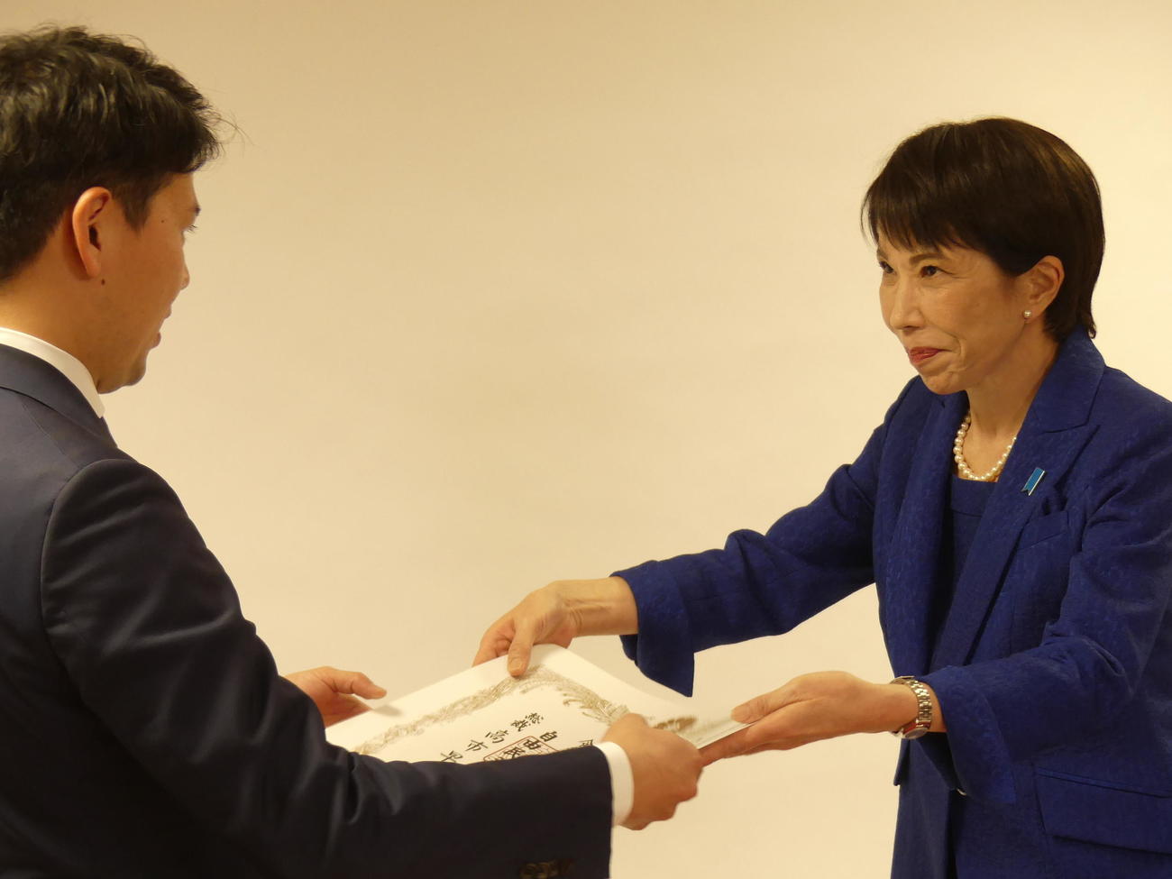 自民党の候補者に目力を込めて公認証を手渡す高市早苗首相（撮影・中山知子）