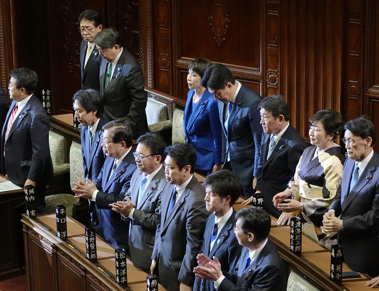 衆院が解散され、前を見つめる高市首相（中央）（共同）
