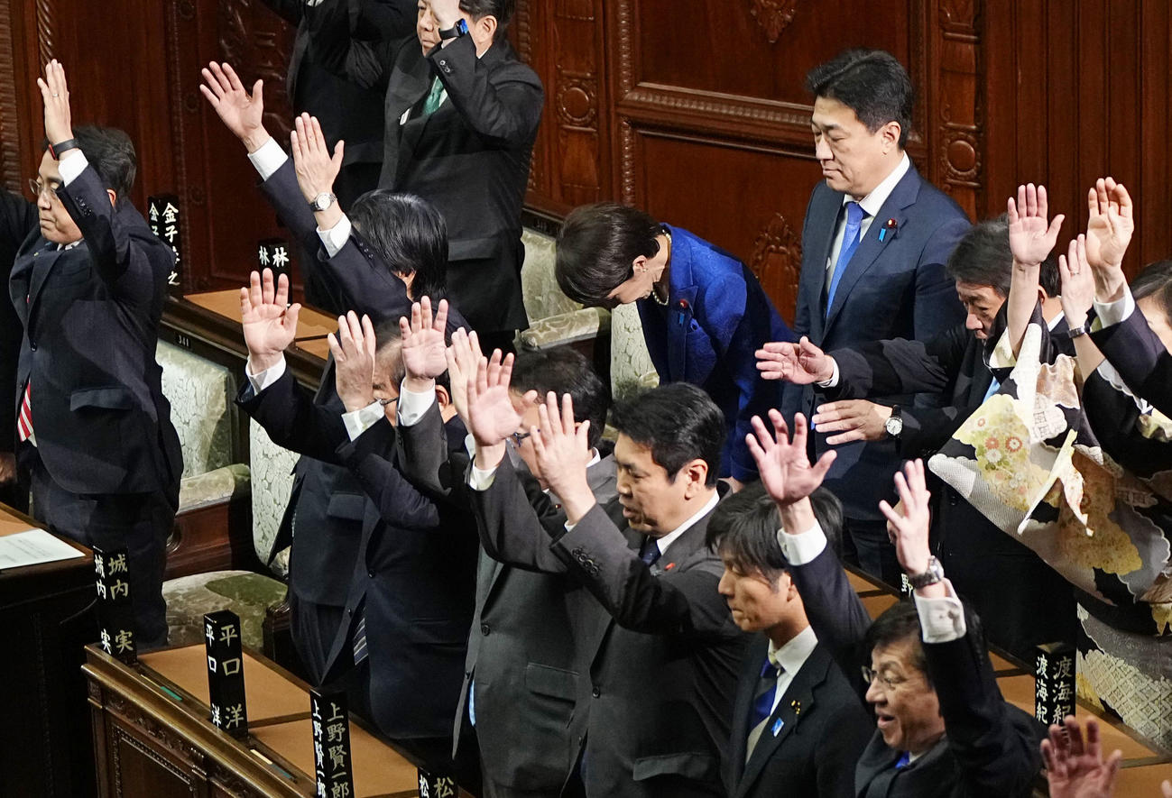 衆院が解散され、一礼する高市首相（共同）