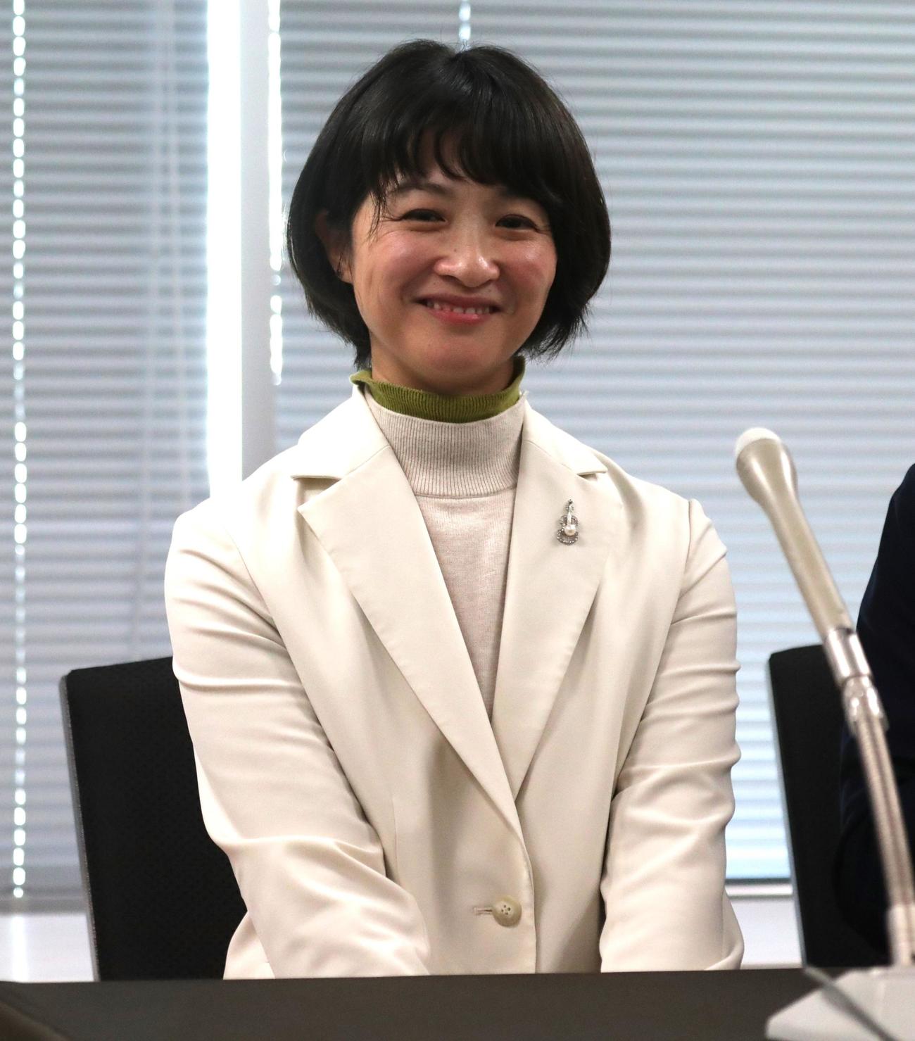 会見に登場した「再生の道」吉田綾氏
